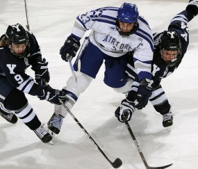 开云体育直播-火箭碾压马刺，F1年度争冠的赛道与球场双重启示