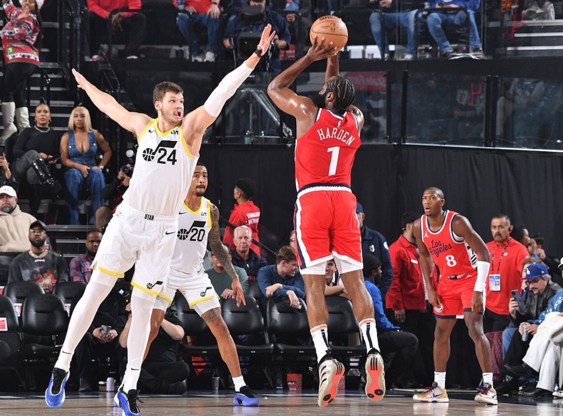 雷霆险胜新疆队，哈登统治全场