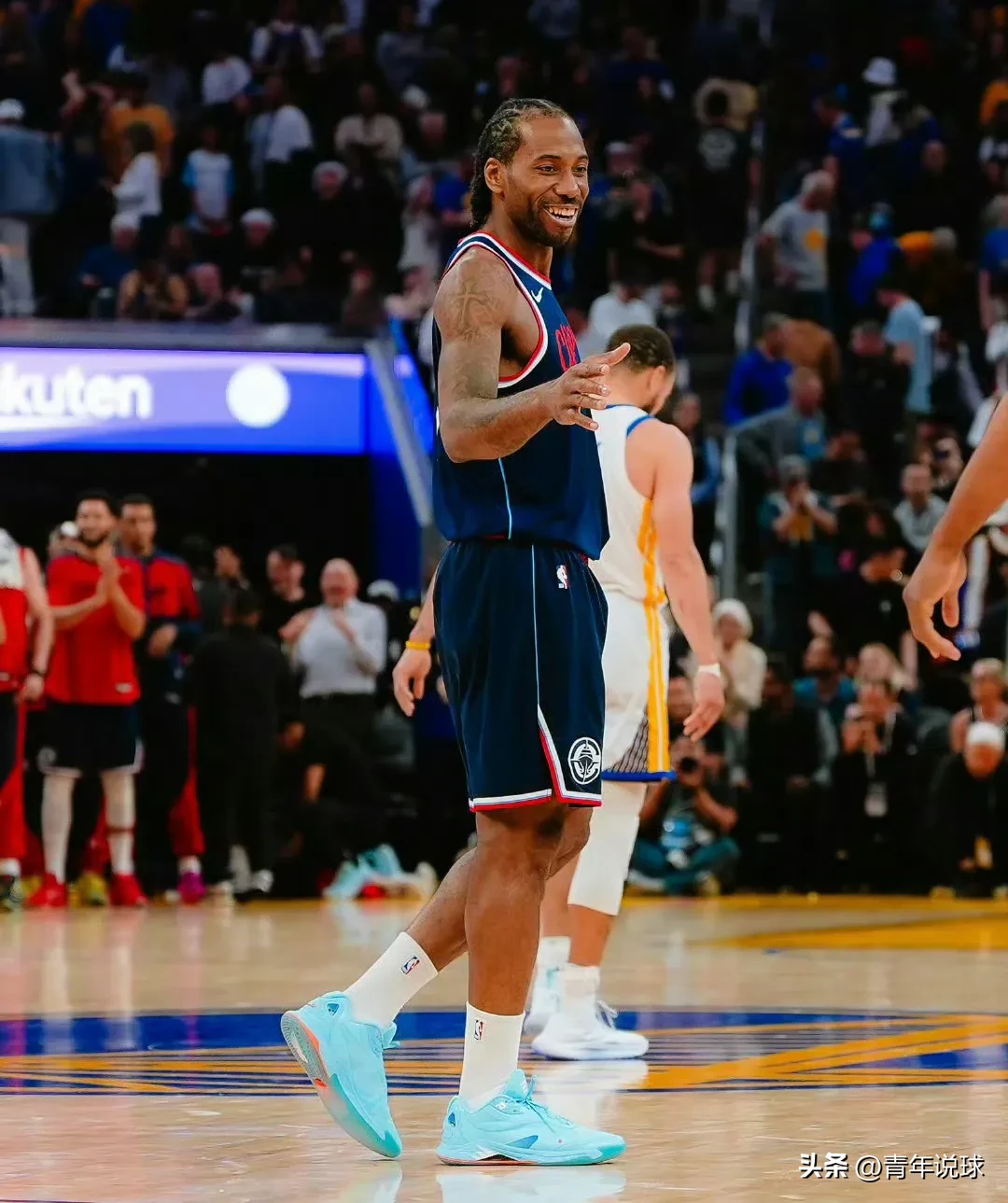 勇士横扫青岛队,伦纳德惊艳四座 勇士横扫青岛队,伦纳德惊艳四座