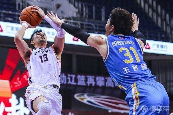 青岛队险胜上海队，麦科勒姆刷新纪录