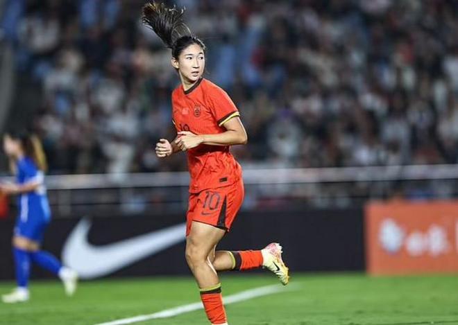 一往无前！中国女足披荆斩棘打拼