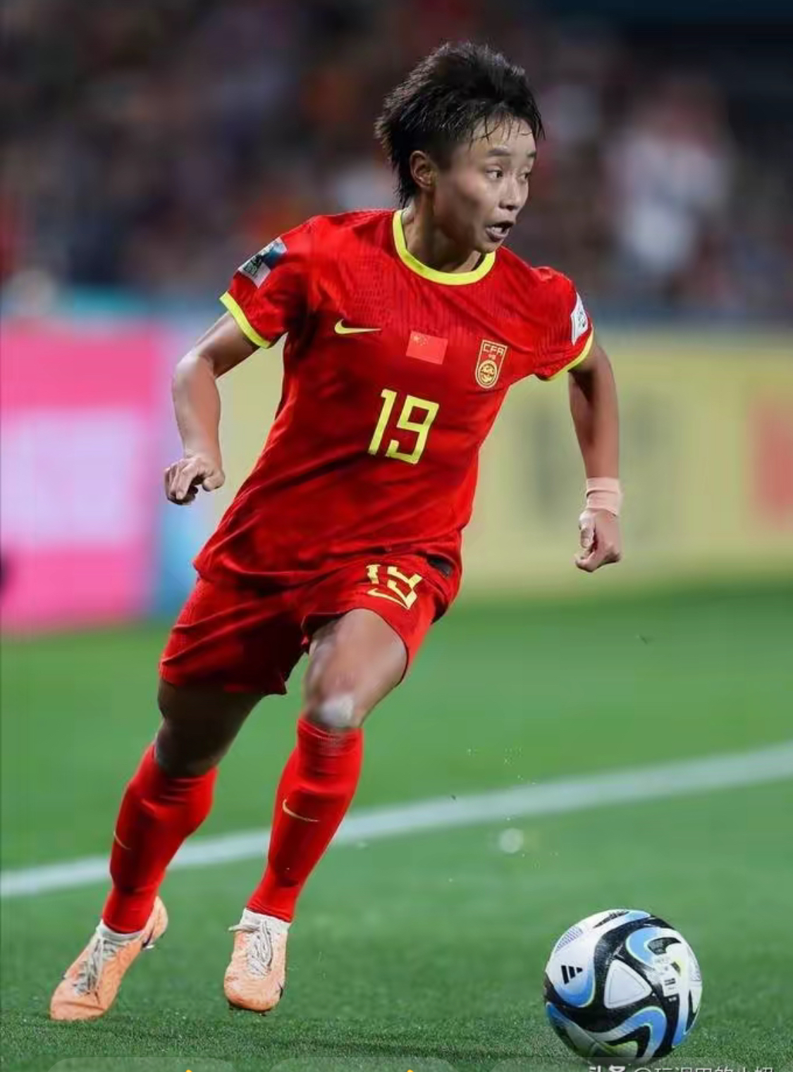 一往无前！中国女足披荆斩棘打拼