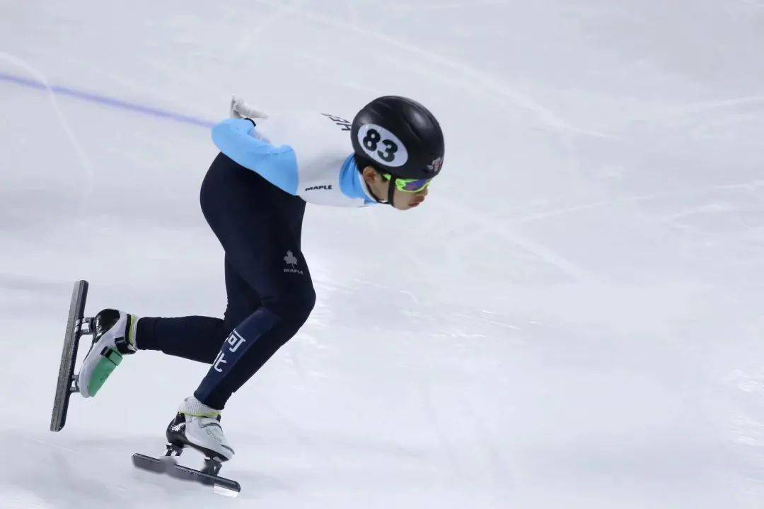 运动员在比赛中展现出色技术