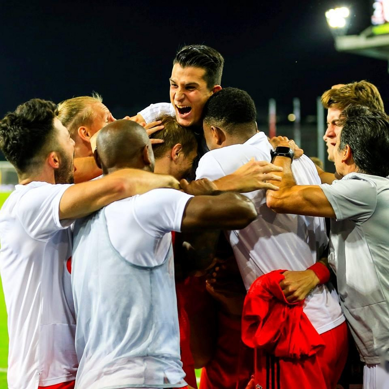 那不勒斯队全员出击，斗志昂扬，轻取对手