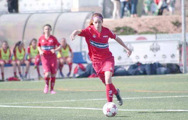 马德里竞技女足球员进行团队合作训练