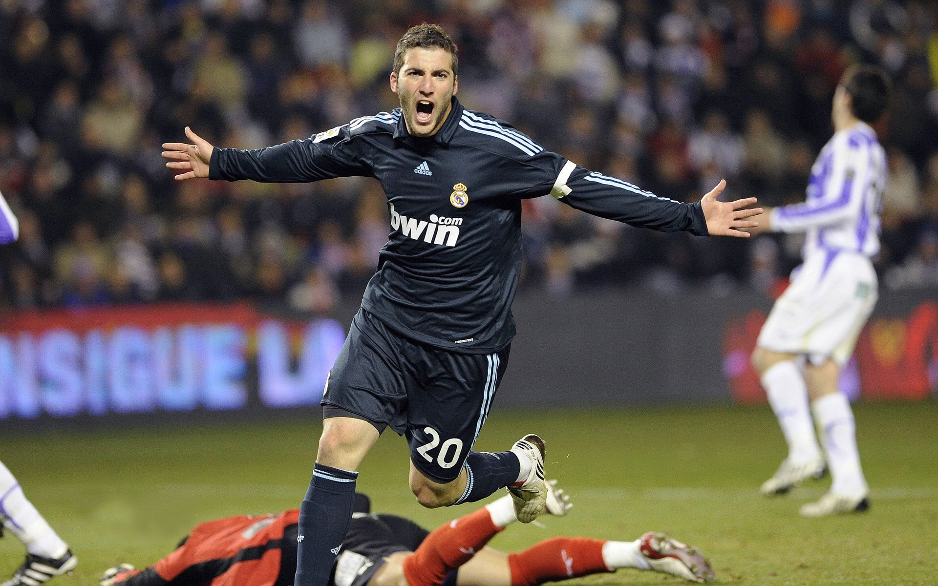 地缘博弈与绿茵传奇，厄瓜多尔血拼乌克兰，阿圭罗成关键先生